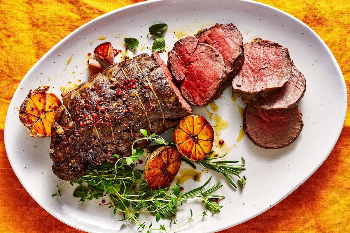 A veces cocinar carne asada al horno nos resulta todo un reto, pero con nuestra receta tendrás un Roast Beef perfectamente jugoso y tierno.